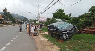 Lâm Đồng: Ô tô lao sang đường tông xe máy, 2 người thương vong