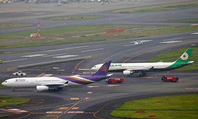 Hai máy bay va chạm trên đường băng ở Nhật Bản