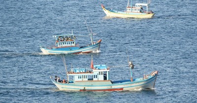 Hà Tĩnh: Cứu hộ thành công hai ngư dân gặp nạn trên biển
