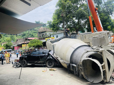 Lào Cai: Xe bồn chở bê tông lật đè khiến 3 người thương vong