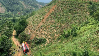 Phú Thọ: Ô tô chở hàng chục khách du lịch lao xuống sườn đồi
