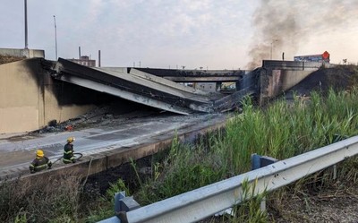Mỹ: Hỏa hoạn làm sập cầu vượt trên cao tốc ở Philadelphia