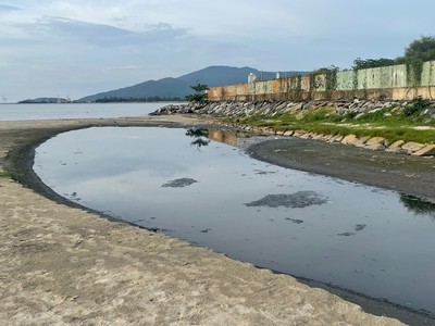 Đà Nẵng: Nước thải đen ngòm bốc mùi hôi lại tràn ra biển gây ô nhiễm