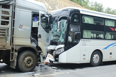 Thừa Thiên Huế: Ô tô tải đâm trực diện xe chở 21 hành khách