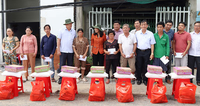 UBND tỉnh An Giang tặng quà hỗ trợ 8 hộ dân bị ảnh hưởng bởi sạt lở