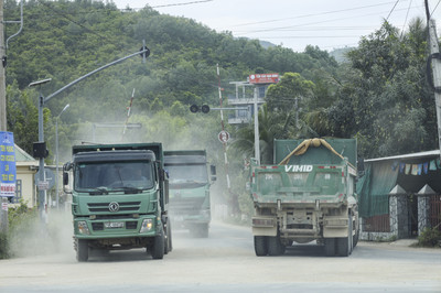 Vạn Ninh (Khánh hoà): Xe chở vật liệu gây ô nhiễm môi trường