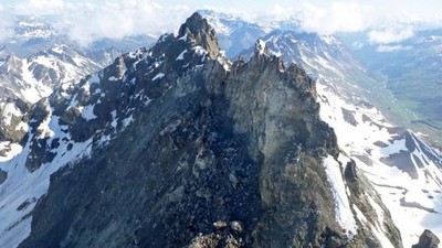 Áo: Băng vĩnh cửu tan chảy khiến một góc đỉnh núi bị sạt lở