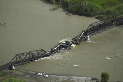 Mỹ: Sập cầu đường sắt, nhiều toa tàu chứa hóa chất rơi xuống sông