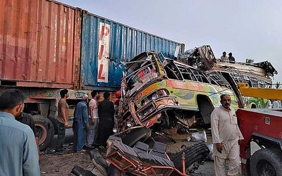 Pakistan: Hai xe buýt đâm trực diện khiến 10 người thiệt mạng