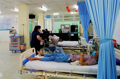 7 du khách Hà Nội nhập viện ở Đà Nẵng nghi bị ngộ độc thực phẩm