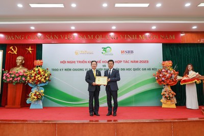 Doanh nhân Đỗ Quang Hiển nhận kỷ niệm chương vì sự phát triển Đại học quốc gia Hà Nội