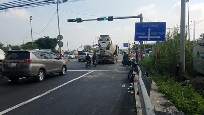 TP.HCM: Xe bồn tông nhiều xe máy dừng đèn đỏ, nhiều người bị thương