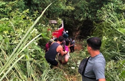 Bình Thuận: Xe khách chở 25 người lao xuống vực đèo Đại Ninh