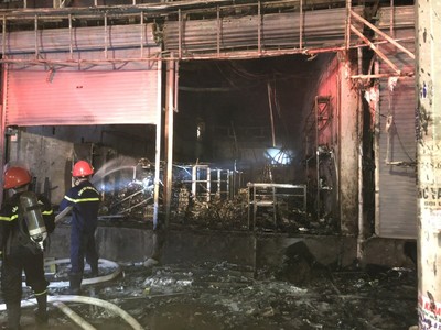 Hoà Bình: Cháy lớn tại cửa hàng kinh doanh đồ bỉm, sữa ở Lạc Sơn