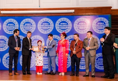 Jenny Bảo Ngọc mặc Áo dài Việt Nam nhận giải thưởng danh giá trên đất Thái Lan