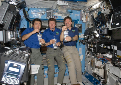 NASA tái chế thành công nước tiểu và mồ hôi thành nước uống cho phi hành gia