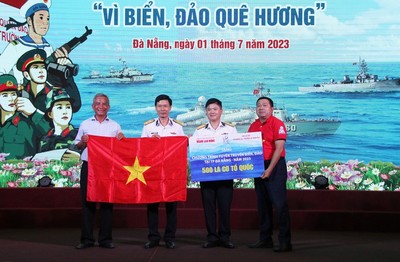 Đà Nẵng: Trao cờ Tổ quốc cho chương trình "Vì biển, đảo quê hương"