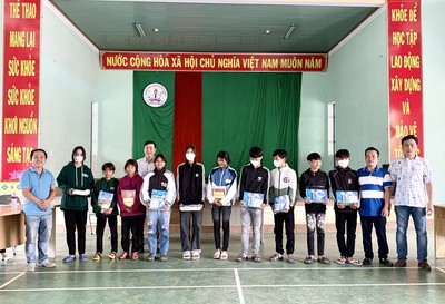 Gia Lai: Tặng sách giáo khoa mới đồng hành cùng học sinh nghèo Kông Chro