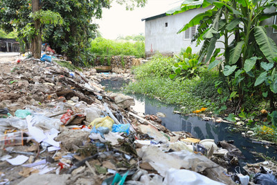 Cận cảnh dòng sông rác nhăm nhe “nuốt chửng” nhà dân