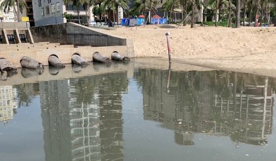 Nước thải, rác bốc mùi hôi đổ thẳng ra biển Đà Nẵng