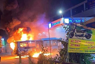 Hà Nội: Xe buýt đổ xăng va vào cây xăng bốc cháy dữ dội