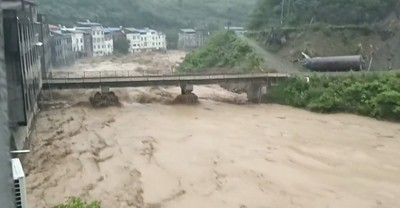 Trung Quốc: Mưa lớn làm sập cầu đường sắt tại Trùng Khánh
