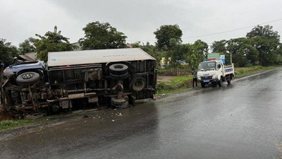 2 người đi xe máy tử vong sau va chạm với ô tô tải tại Kon Tum