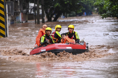 Mưa lớn kéo dài, Trung Quốc ban bố cảnh báo cam về thảm họa địa chất