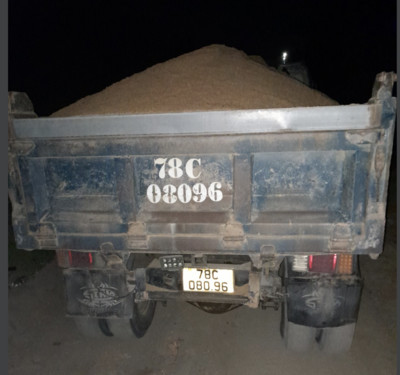 Phú Yên: Bắt quả tang nhiều xe tải vận chuyển cát trái phép