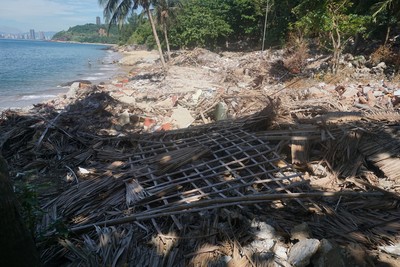 Đà Nẵng: Xà bần, phế thải đầy bán đảo Sơn Trà sau cưỡng chế công trình trái phép