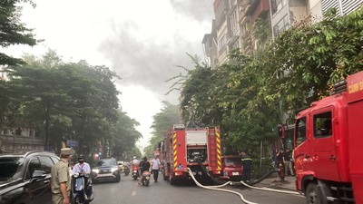 Hà Nội: Cháy nhà dân ở phố Khâm Thiên, 3 người mắc kẹt bên trong