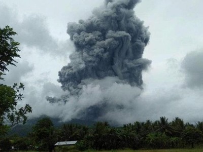 Indonesia: Núi lửa Karangetang phun trào, tro nóng phóng xa 2km