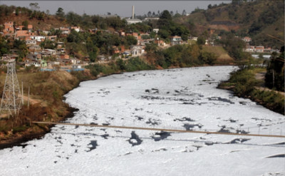 Dòng sông bị ô nhiễm nổi bọt trắng xoá như tuyết tại Brazil