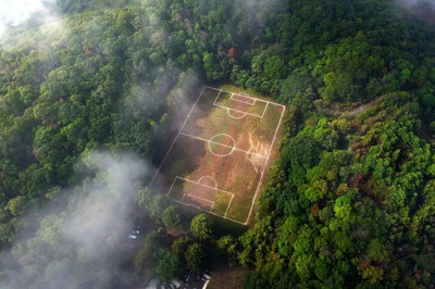 Độc đáo sân bóng nằm trên miệng núi lửa còn hoạt động tại Mexico