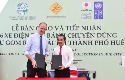 UNDP trao tặng cho TP. Huế xe tải điện để vận hành, thu gom rác thải