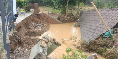 Kon Tum: Mưa lũ khiến 2 căn nhà ở huyện Sa Thầy bị sập