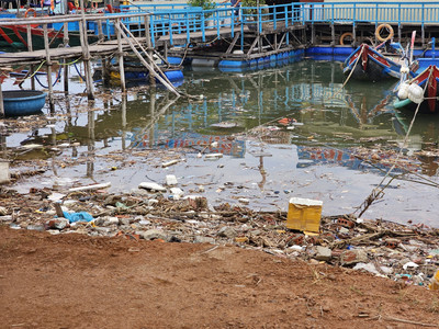 Quảng Bình: Ô nhiễm rác thải tại cửa sông Nhật Lệ