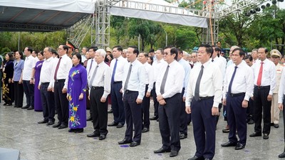Chủ tịch nước Võ Văn Thưởng dâng hương tưởng niệm các anh hùng liệt sĩ tại Côn Đảo