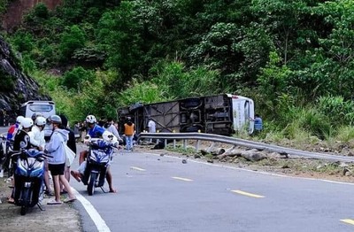 Khánh Hòa: Ô tô chở khách lật trên đèo, 4 người chết, nhiều người bị thương
