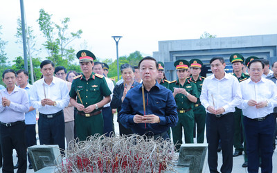 Phó Thủ tướng Trần Hồng Hà dâng hương tưởng niệm các Anh hùng liệt sĩ tại Điện Biên Phủ