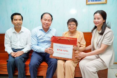 Bí thư Thành ủy Hải Phòng thăm, tặng quà gia đình chính sách, người có công tại quận Lê Chân