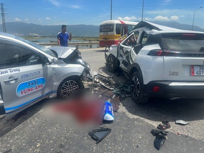 Hà Tĩnh: Ba xe ô tô đâm vào nhau khiến nhiều người bị thương nặng