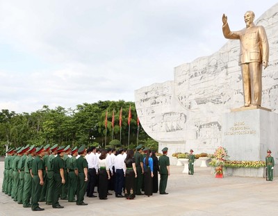 Dâng hương Chủ tịch Hồ Chí Minh và viếng Nghĩa trang liệt sĩ Nhà tù Sơn La