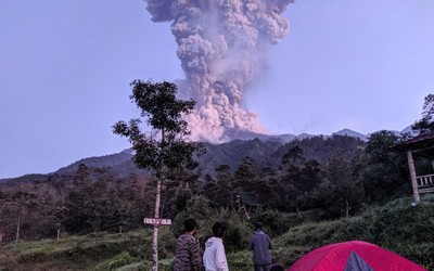 Indonesia: Núi lửa Merapi phun trào, dung nham di chuyển 1,8km