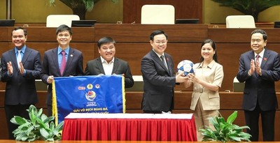 Chủ tịch Quốc hội Vương Đình Huệ phát động giải bóng đá dành cho công nhân Việt Nam