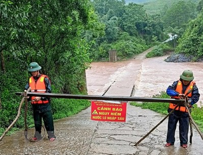 Nước lũ dâng gây ngập, chia cắt cục bộ thôn bản ở Quảng Bình