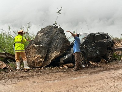 Hòa Bình: Sạt lở, đá trên núi đè trúng ô tô