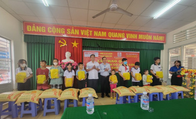 Tạp chí Môi trường và Đô thị Việt Nam trao quà cho học sinh nghèo vượt khó tại Cần Thơ