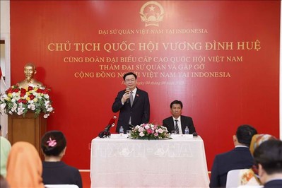 Chủ tịch Quốc hội Vương Đình Huệ thăm Đại sứ quán và gặp cộng đồng người Việt tại Indonesia
