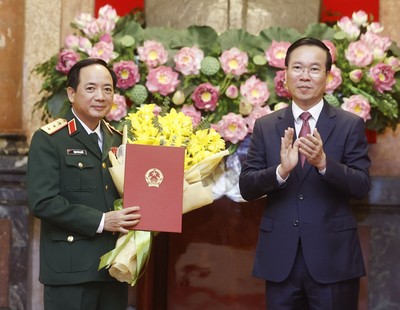 Chủ tịch nước trao Quyết định thăng quân hàm cho Trung tướng Trịnh Văn Quyết